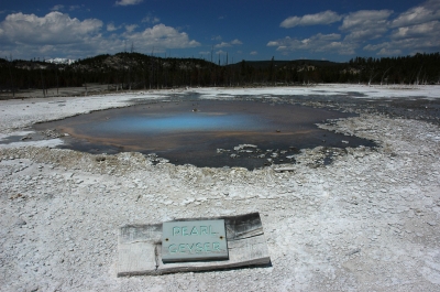 yellowstone-pearlgeyser